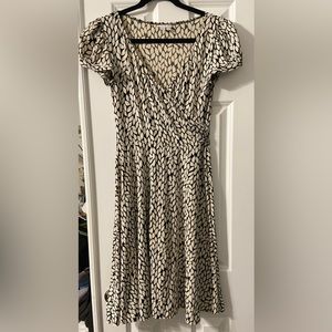 London Times Cream & Black Leaf Pattern V Neck Short Sleeve Midi Dress - Size 12